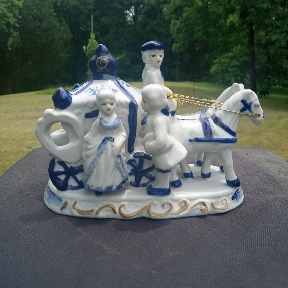 Horse & Carriage Blue & White. Delft??